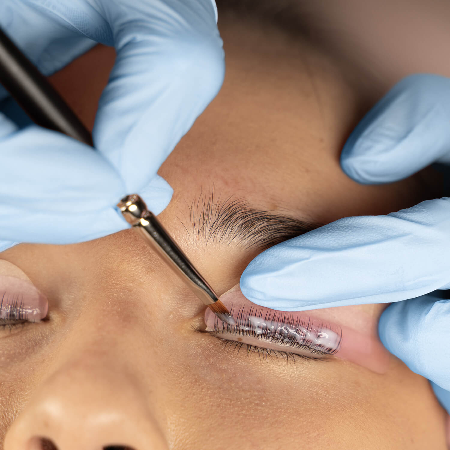 pennello star e diva utilizzato su modella durante una laminazione su una modella