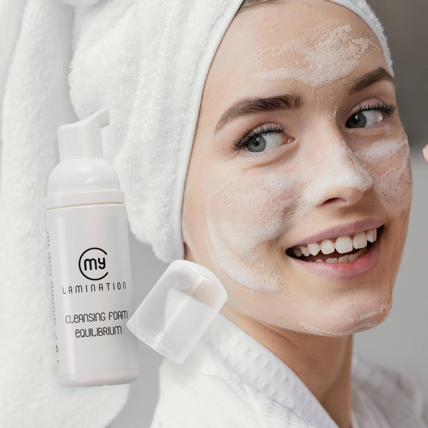 modella sorridente con detergente viso cleansing foam equilibrium