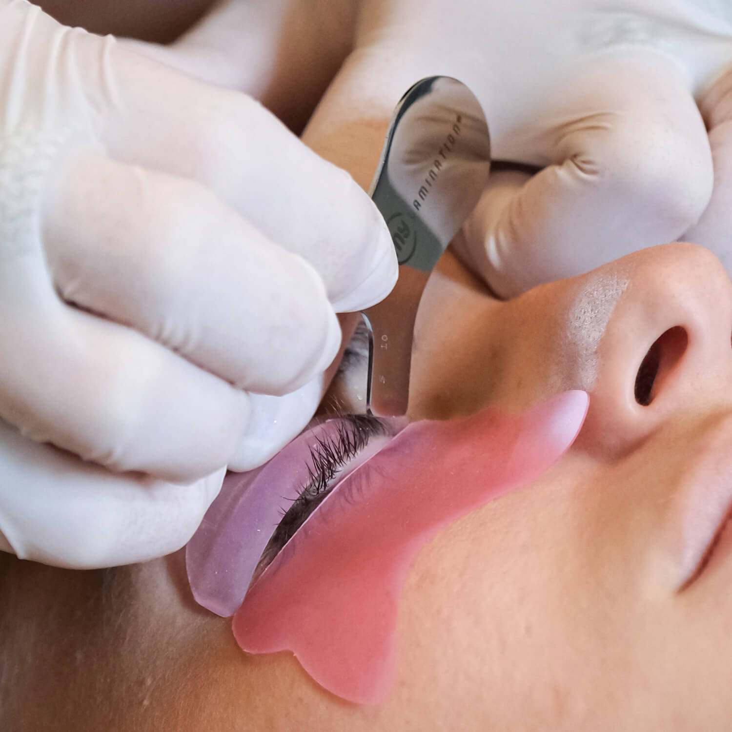 Primo piano mani estetista con Y Lami Applicator Pro di My Lamination.