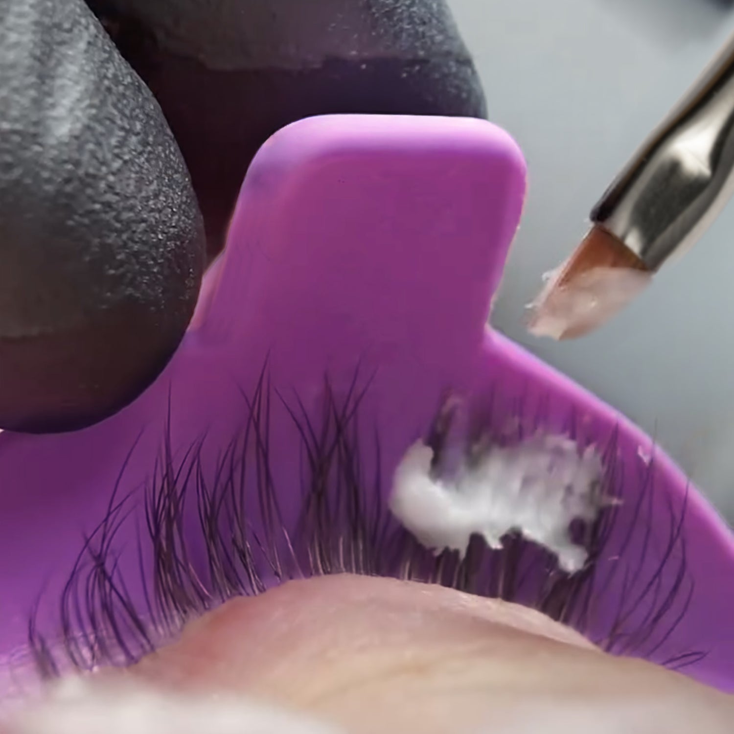 my lamination reverse pads resting on the eyelashes
