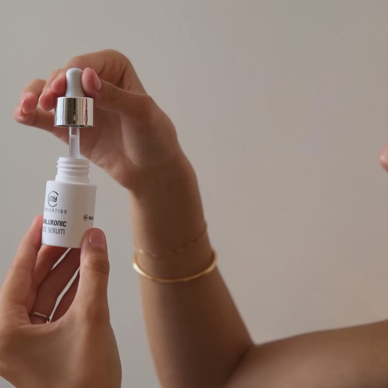 modella si mette lo hyaluronic face serum sotto gli occhi
