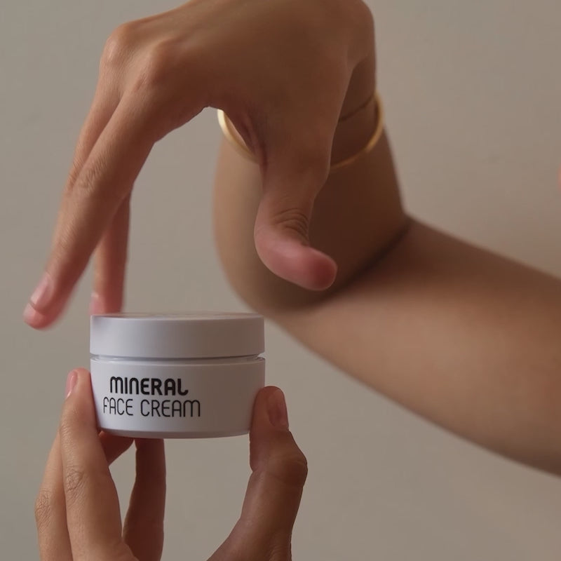 modella si spalma la mineral face cream di my lamination sul viso