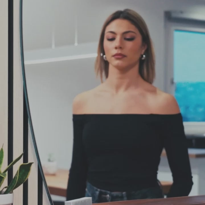 Charger la vidéo : A girl puts on her mascara before leaving the house