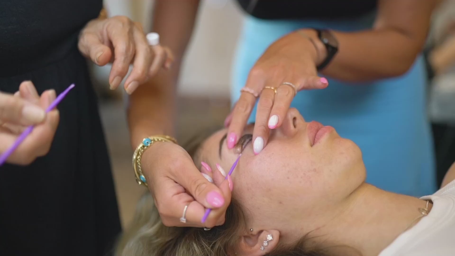 Load video: trainer in the my lamination academy during a lash lifting course