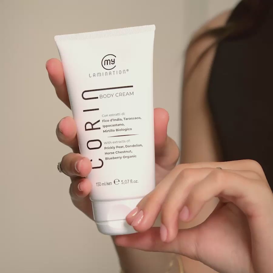 Load video: modella di spalma la crema corpo Corin di my lamination