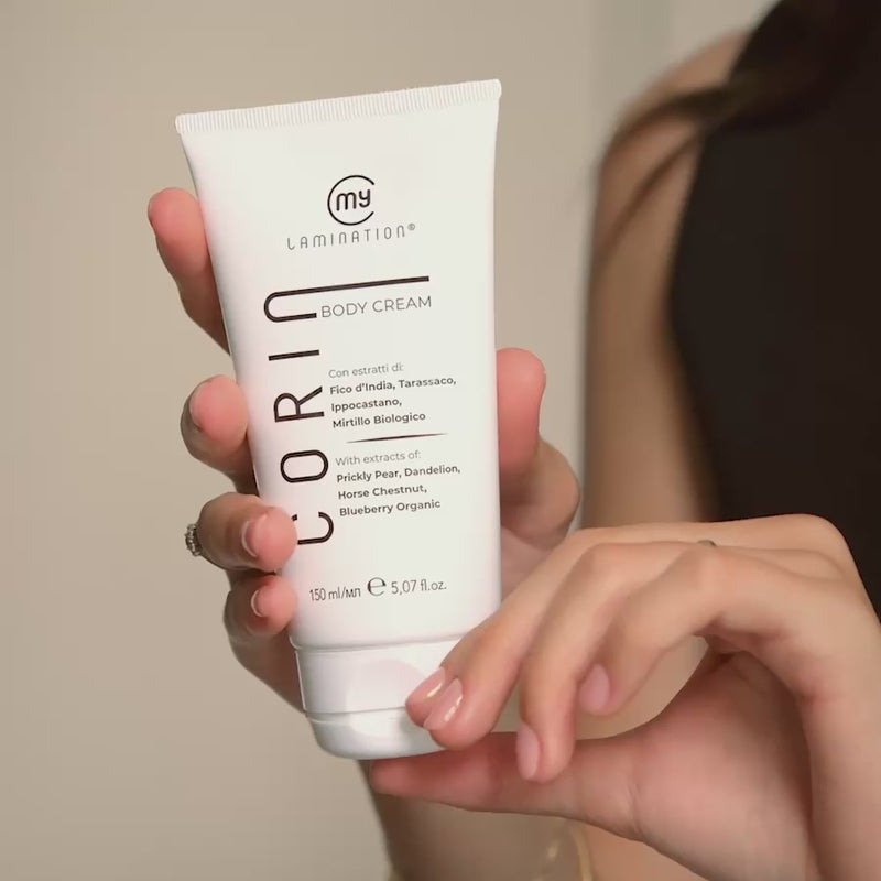 modella di spalma la crema corpo Corin di my lamination