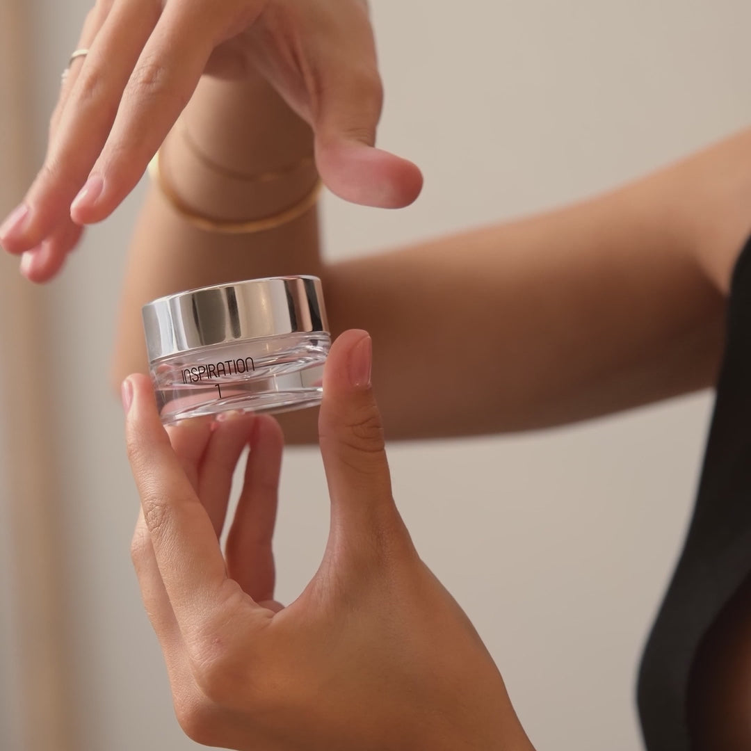 Load video: modella applica il balsamo labbra inspiration di my lamination sulle sue labbra